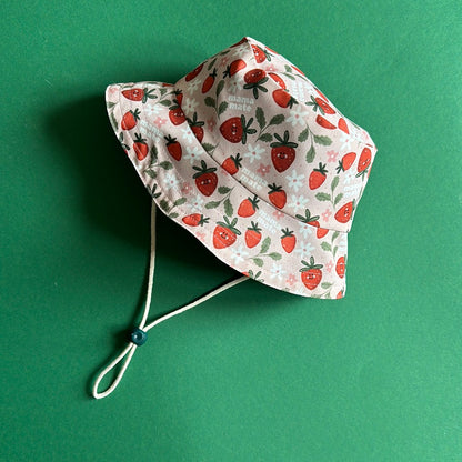 Bucket hat with laces - strawberries