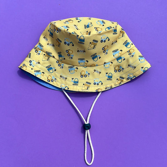 Double-faced bucket hat with laces